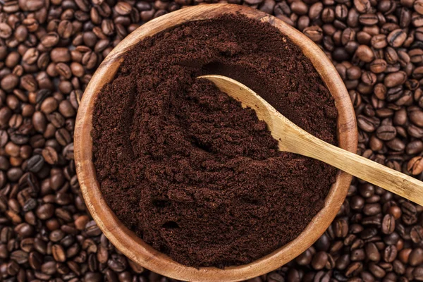 Kaffebønner og treskål full av malt kaffe – stockfoto