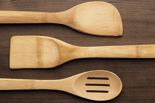 Cucchiai di legno sul tavolo — Foto Stock