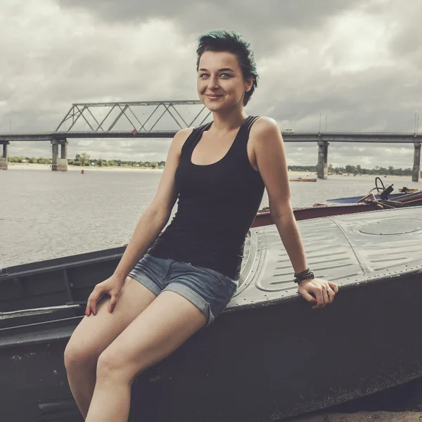 Девушка, сидящая на лодке — стоковое фото