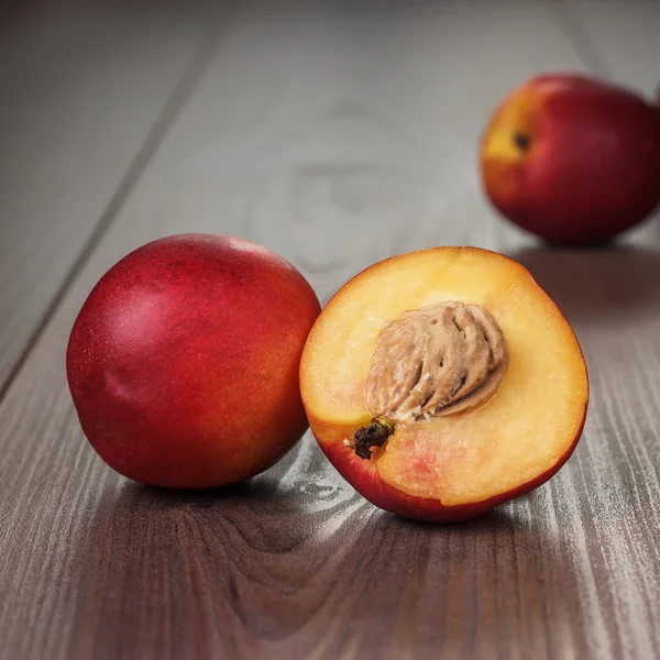 Sommige verse nectarines op houten achtergrond — Stockfoto