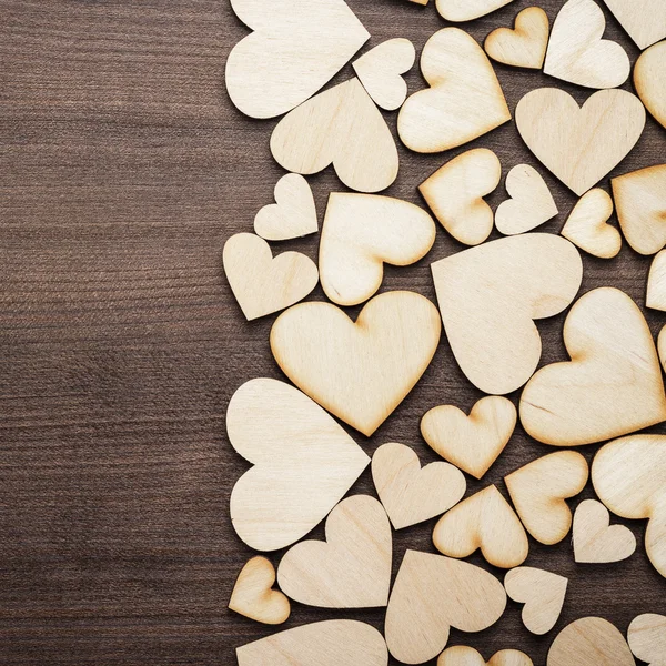 Herzformen aus Holz auf dem Tisch — Stockfoto