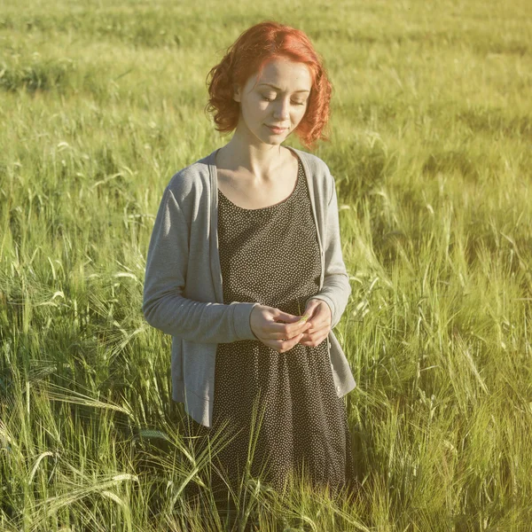 Girl and green field in the morning — Stock Photo, Image