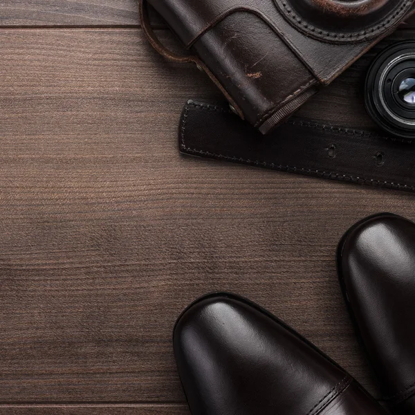 Zapatos marrones y fondo de cámara — Foto de Stock