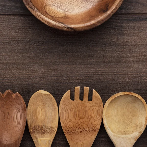 Cucchiai di legno sul tavolo blu — Foto Stock