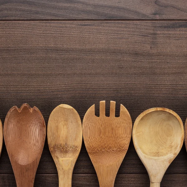 Cuillères en bois sur la table bleue — Photo