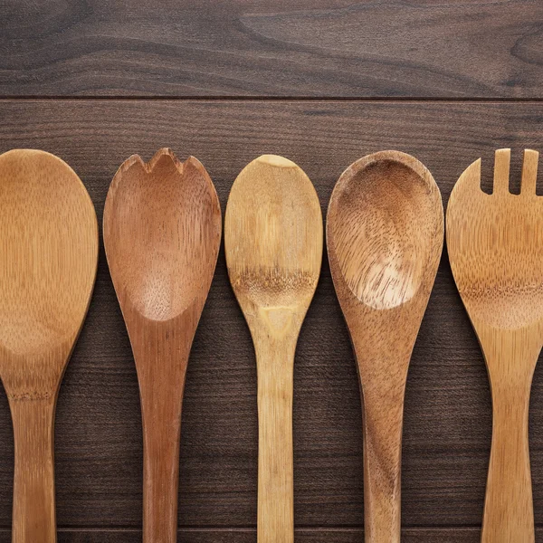 Cucchiai di legno sul tavolo blu — Foto Stock