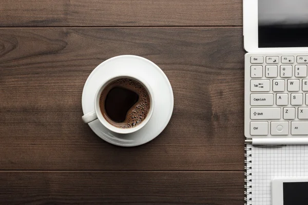 Office tabell och kopp kaffe overhead — Stockfoto