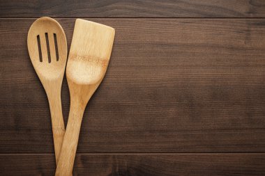 ahşap kepçe ve masanın üzerine spatula