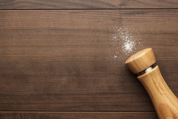 Agitador de sal de madera sobre la mesa —  Fotos de Stock