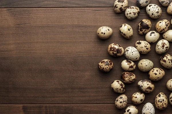 Huevos de codorniz en la mesa de madera marrón — Foto de Stock