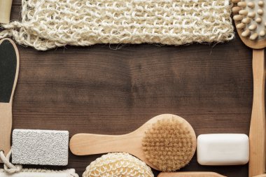 kahverengi ahşap zemin üzerinde bazı banyo aksesuarları