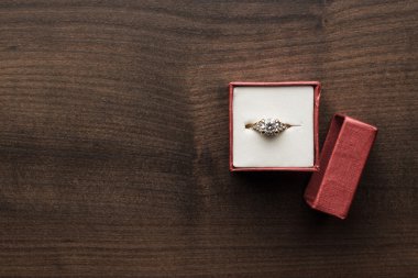 Masanın üzerinde kırmızı bir kutu ring