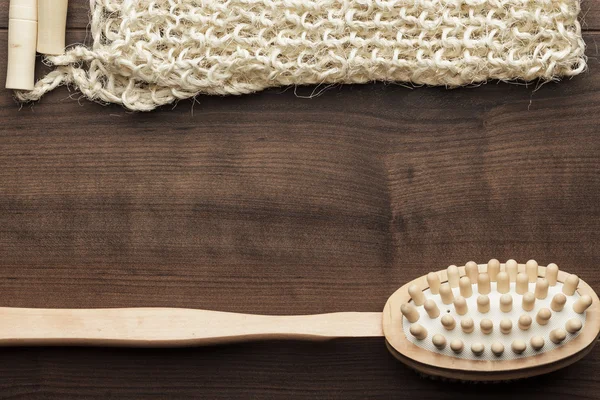 Cepillo masajeador de madera sobre la mesa — Foto de Stock