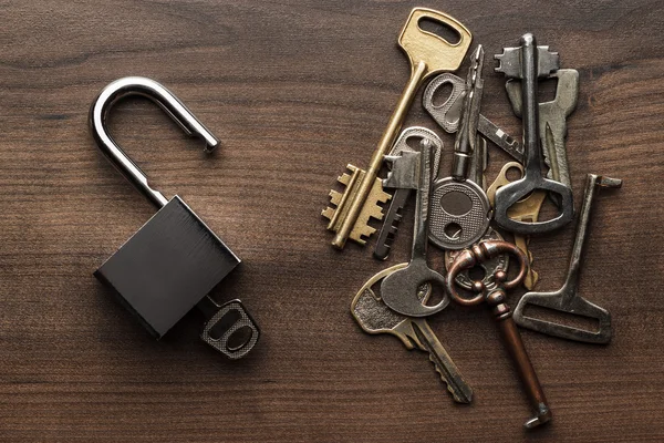 Geopende check-lock en verschillende sleutels concept — Stockfoto
