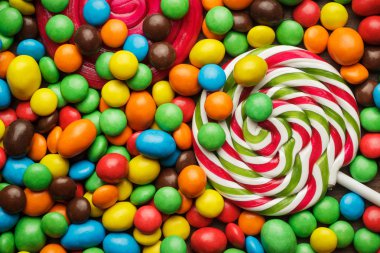 farklı renkli tatlılar ve lolipop