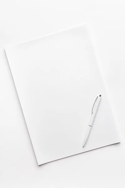 Blank sheet of paper and pen — Stock Photo, Image