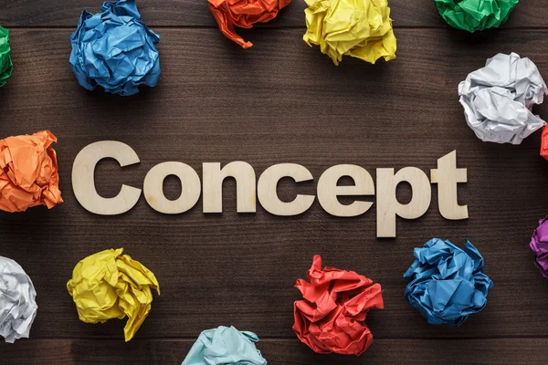 Slovo koncepce a zmačkaný papír barevný — Stock fotografie
