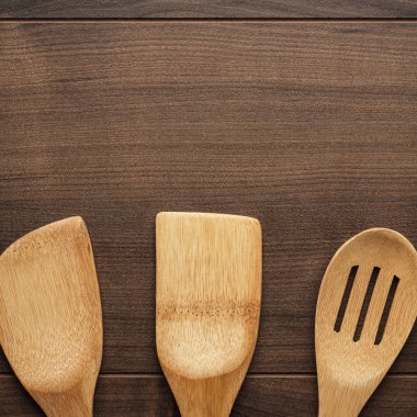 Masanın üzerinde tahta kaşıklar