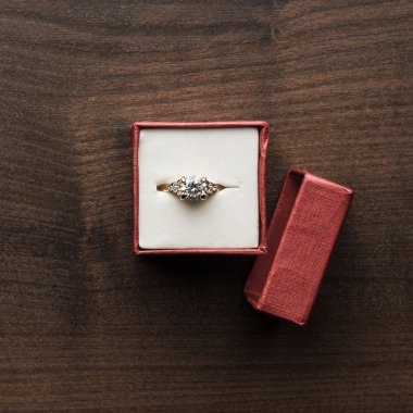 Masanın üzerinde kırmızı bir kutu ring