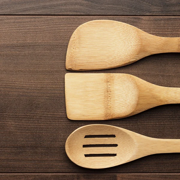 Cucharas de madera sobre la mesa — Foto de Stock