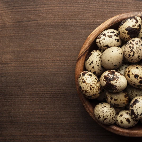 Huevos de codorniz en la mesa de madera marrón — Foto de Stock