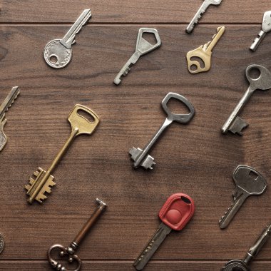 ahşap masa üzerinde birçok farklı anahtarlar