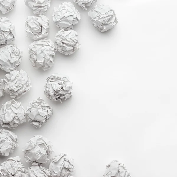 Смятая бумага на белом столе концепция мозгового штурма — стоковое фото
