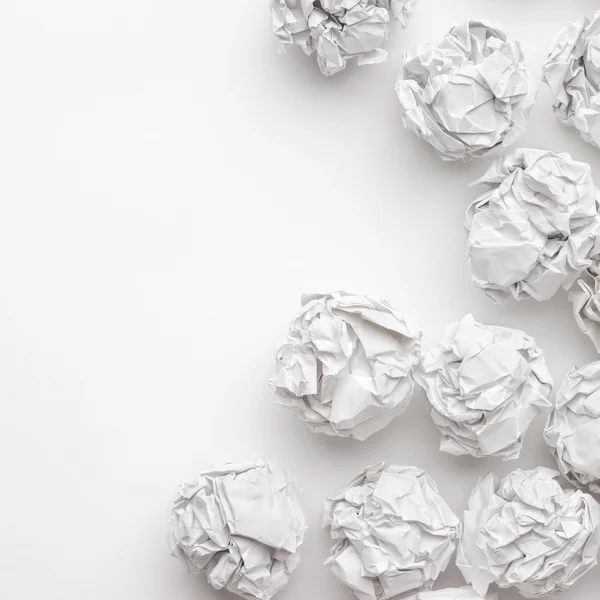 Papel amassado no conceito de brainstorming de mesa branca — Fotografia de Stock