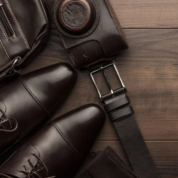 Kahverengi ayakkabı, kemer, çorap ve ince tabaka fotoğraf makinesi — Stok fotoğraf
