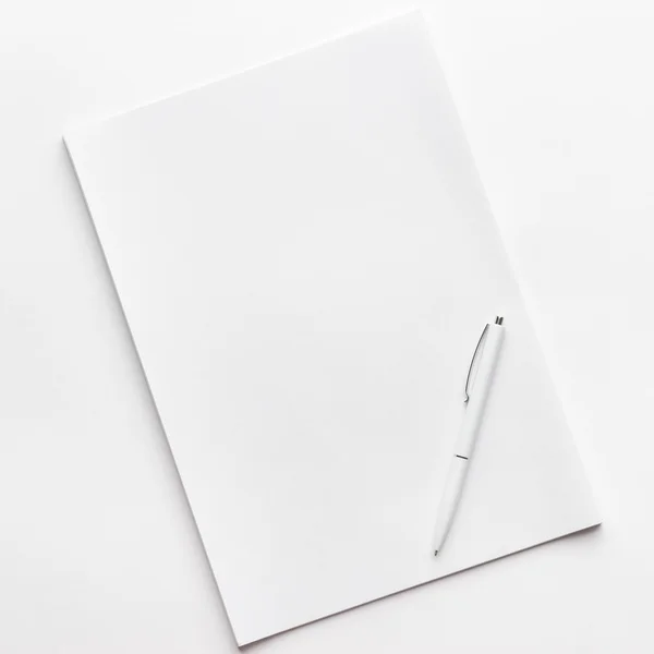 Folha de papel e caneta em branco — Fotografia de Stock