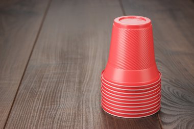 kırmızı plastik bardak masanın üzerine yığını