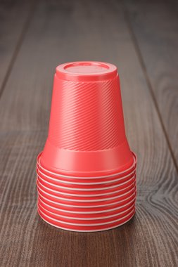 kırmızı plastik bardak masanın üzerine yığını