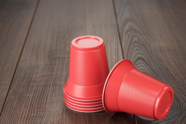 kırmızı plastik bardak masanın üzerine yığını