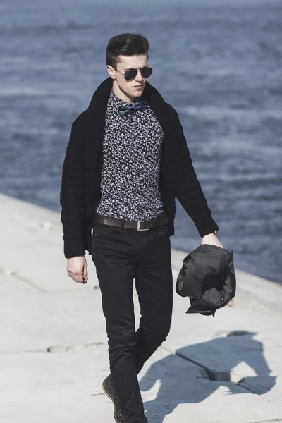 Handsome young man in sunglasses — Stock Photo, Image