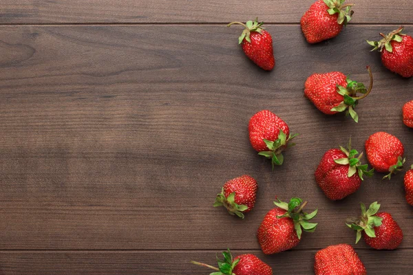 Aardbeien op de houten tafel — Stockfoto