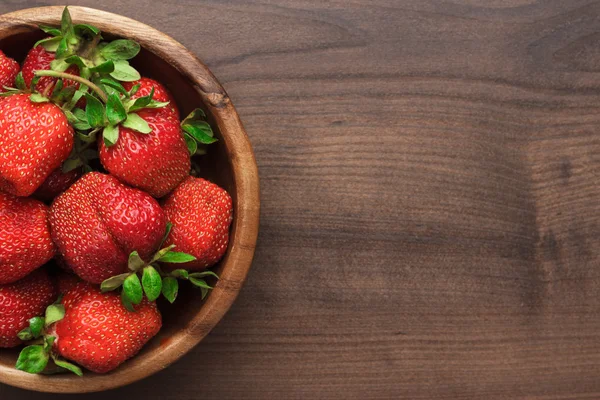 Aardbeien op de houten tafel — Stockfoto