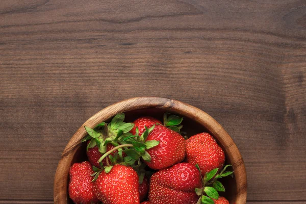 Aardbeien op de houten tafel — Stockfoto