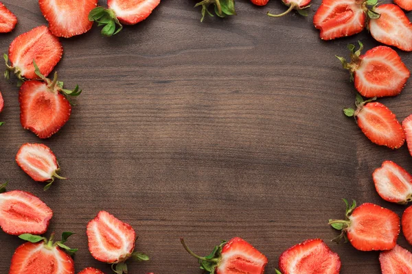 Aardbeien op de houten tafel — Stockfoto