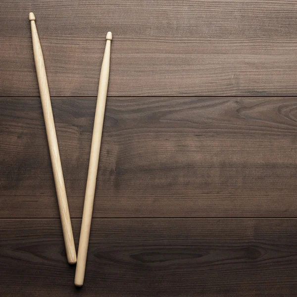 Дерев'яні барабанні палички на дерев'яному столі — стокове фото