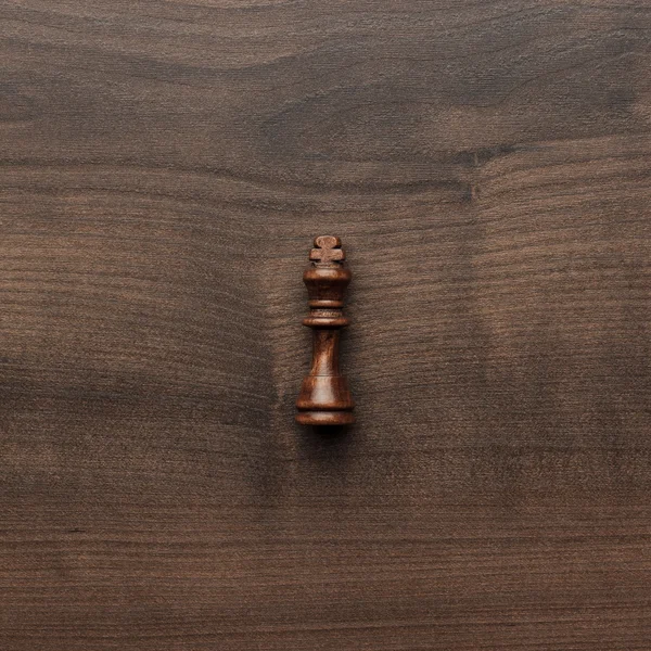 Roi des échecs sur le fond en bois — Photo