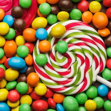 farklı renkli tatlılar ve lolipop