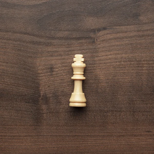 Chess king på trä bakgrund — Stockfoto