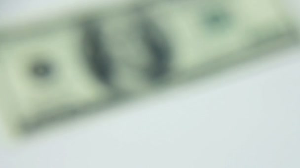 Close-up ověřování sto dolarů bankovky — Stock video