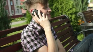 Park telefonda konuşan adam gülümseyen