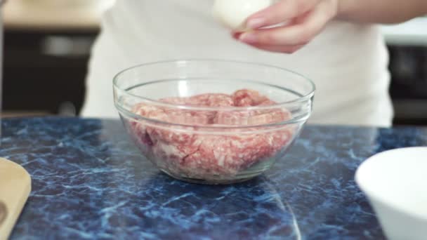烹饪肉排在厨房里的女人 — 图库视频影像