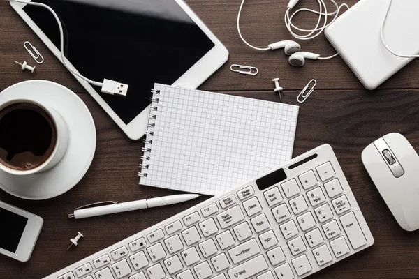 Frais généraux de la table de bureau désordonnée — Photo