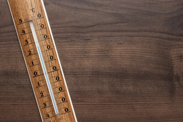 Termometr drewniany na stole — Zdjęcie stockowe