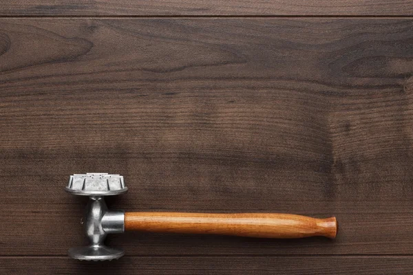 Kuchyňské kladivo na dřevěný stůl — Stock fotografie