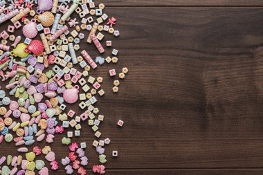 kahverengi ahşap masa üzerinde farklı renkli boncuklar