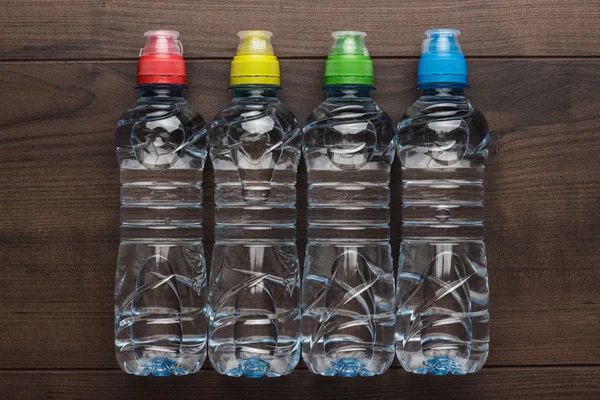 Wasserflasche aus Plastik auf dem Tisch — Stockfoto